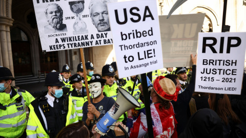 Supporters of Wikileaks founder Julian Assange protest outside the Royal Courts of Justice in London, Britain, October 27, 2021. REUTERS/Henry Nicholls