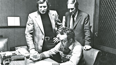 José Afonso, durante la firma de su contrato con Orfeu, junto a Arnaldo Trindade (izquierda).