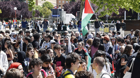 Varios universitarios se preparan para una asamblea abierta en la Universidad Complutense de Madrid, a 7 de mayo de 2024.