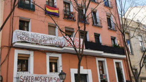 Pancartas de protesta colocadas en la fachada de un edificio durante la manifestación convocada por la Plataforma de Afectados por la Hipoteca en Madrid.