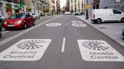 Dos señales de Madrid Central en la carretera, a 11 de mayo de 2021, en Madrid (España).