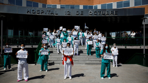 Los técnicos de enfermería se concentran ante las puertas del Hospital 12 de Octubre de Madrid para celebrar este miércoles, 12 de mayo, el Día Internacional de esta profesión, efeméride que se conmemora desde 1974 en la fecha del nacimiento de Flor