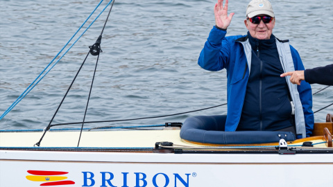 El Rey emérito Juan Carlos I participa durante las regatas en el Club Naútico de Sanxenxo, a 17 de marzo de 2024, en Sanxenxo, Pontevedra, Galicia (España).