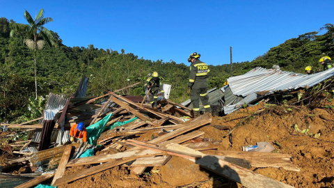 Varios rescatistas y policías trabajan en la recuperación de cuerpos tras el derrumbe en una carretera del departamento del Chocó, Colombia, a 13/1/2023