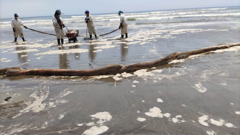 El 20 de enero de 2022, cinco días después del derrame, los entonces presidente y primera ministra fueron a la playa más afectada por el vertido de crudo: cientos de pescadores y comerciantes intentaron acercarse a plantear sus reclamos