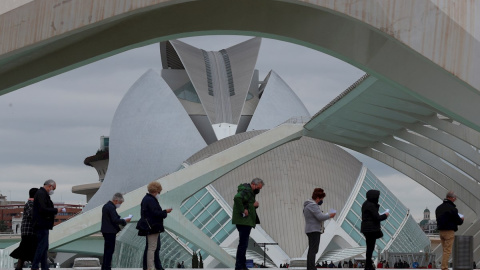 Varias personas hacen cola en el "vacunódromo" instalado en la Ciudad de las Ciencias de València.