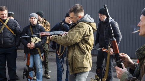 Voluntarios de la defensa territorial reciben armas y municiones en Kiev para hacer frente al avance de las tropas rusas. EFE/EPA/MIKHAIL PALINCHAK