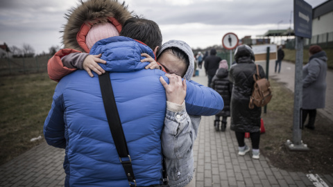 El ucraniano Ivan abraza a su nieta Diana y a su hija Olena justo después de cruzar la frontera de Shehyni en Ucrania a Medyka en Polonia. después de la invasión militar de Rusia en territorio ucraniano.