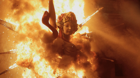 El monumento 'Con otra mirada' arde en la Hoguera Oficial de la Plaza del Ayuntamiento de Alicante como parte de las tradicionales fiestas de les Fogueres de Sant Joan.