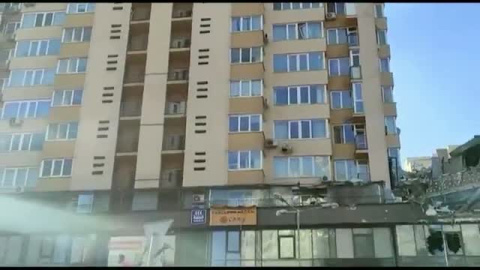 Ucrania publica un vídeo de un misil ruso impactando contra un edificio de viviendas en Kiev