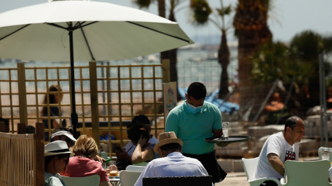 Varias personas en la terraza de un bar, frente a una playa de Lo Pagán, en el municipio de San Pedro del Pinatar (Murcia), en el primer día sin el estado de alarma, a 9 de mayo de 2021.