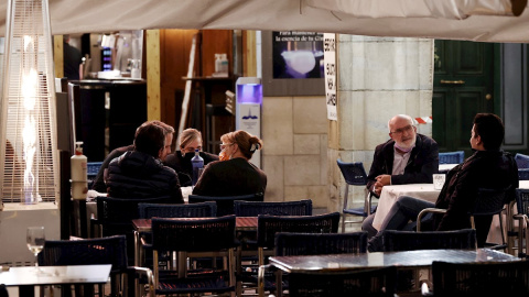 Aspecto que presenta, pasadas las 23h de esta noche, un bar de la Plaza del Castillo, en el casco Viejo de Pamplona este martes 11 de mayo.