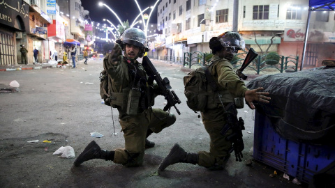 Tropas israelíes durante enfrentamientos con manifestantes palestinos en el centro de la ciudad de Hebrón, en Cisjordania.