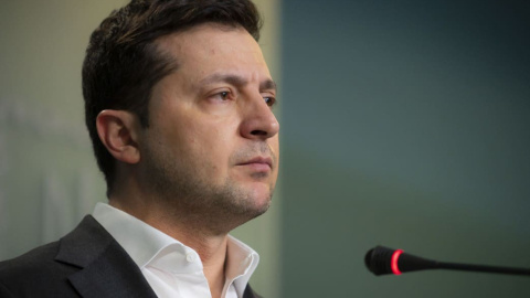 El presidente de Ucrania, Volodymyr Zelensky, habla durante una conferencia de prensa el 24 de febrero de 2022.