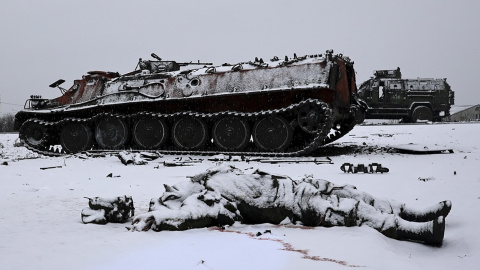 El cuerpo sin vida de un soldado yace junto a un APC ruso quemado después de que el ejército ucraniano lo atacara el día anterior cerca de la ciudad de Kharkiv, Ucrania, el 25 de febrero.