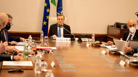 Una fotografía facilitada por la Oficina de Prensa del Palacio Chigi muestra al primer ministro italiano, Mario Draghi, participando en la cumbre de la OTAN por videoconferencia.