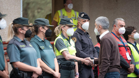 de la Guardia Civil durante su visita al Puesto de Mando Avanzado instalado por la emergencia volcánica en La Palma.