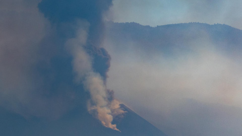 El Instituto Geográfico Nacional (IGN) ha estimado este lunes que la nube de ceniza, procedente del volcán que está en erupción desde el pasado 19 de septiembre, está a 3.000 metros de altitud en dirección norte-noroeste. La actividad eruptiva conti