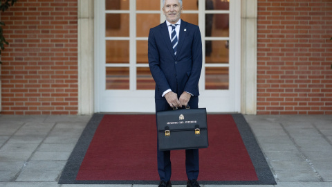 El ministro de Interior, Fernando Grande-Marlaska, posa con su cartera a su llegada a la primera reunión de Consejo de Ministros de la XV legislatura, en el Palacio de la Moncloa. E.P./Eduardo Parra