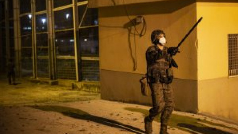 El caos en Ceuta da paso a una noche de saltos a la valla defendida por el Ejército