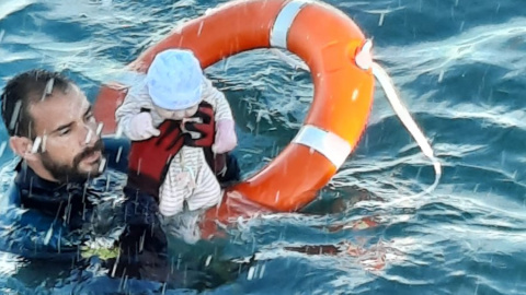 Un Guardia Civil saca a un bebé de pocos días de vida de las aguas de Ceuta.