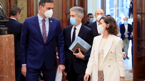 El presidente del Gobierno, Pedro Sánchez (i), acompañado de la vicepresidenta primera, Carmen Calvo y el ministro del Interior, Fernando Grande Marlaska, a su llegada a la sesión de control al Ejecutivo.