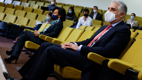 El actual consejero delegado de Unicredit, Andrea Orcel (d), y la presidenta del Banco Santander, Ana Botín, sentados en la sala de la Audiencia de Madrid, al comienzo del juicio por la demanda del banquero italiano contra el banco español por incumplim