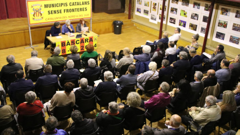 18/05/2024 - Una imatge de la trobada entre representants electes de municipis del Principat i de la Catalunya Nord, celebrada dissabte a Bàscara.