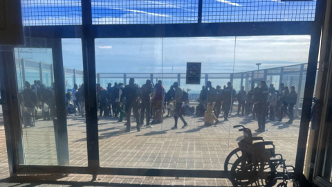 Decenas de solicitantes de asilo son identificados por agentes de Policía en dependencias del aeropuerto Adolfo Suárez Madrid-Barajas.