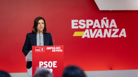 La portavoz del PSOE, Esther Peña, en una rueda de prensa celebrada este lunes en Ferraz.