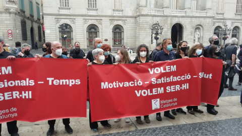 Metges de Catalunya convoca una concentració a la plaça Sant Jaume per exigir més recursos per a l'atenció primària.