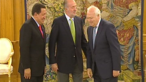El rey recibe a Chávez en la Zarzuela | Público