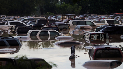 Coches sumergidos bajo el agua después de las inundaciones provocadas por el huracán Iota en La Lima, Honduras, en noviembre de 2020.