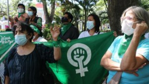 Feministas piden justicia por la suspensión del aborto de una menor violada en Bolivia