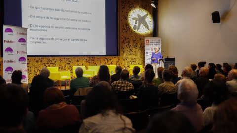 Teresa Torns, docente del Departamento de Sociología en el debate de los trabajos de cuidados en el CaixaForum de Madrid.