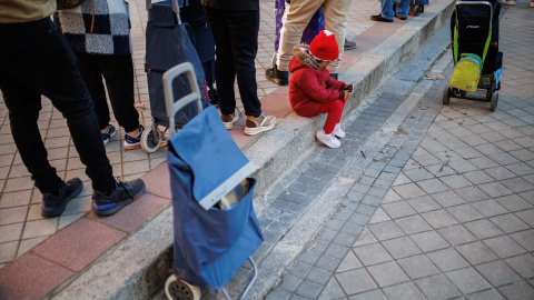 Colas de gente durante la entrega regalos a más100 niños vulnerables, a 4 de enero de 2023, en Madrid (España).