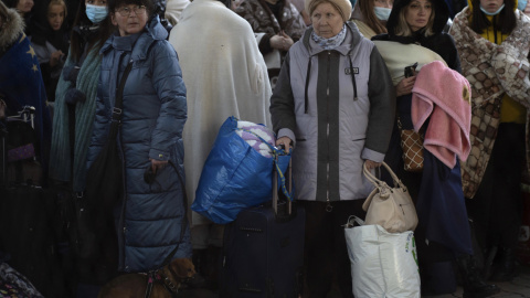 Refugiados ucranianos a su llegada este domingo a la estación de tren de tren de Przemsyl, en Polonia, que se ha convertido en uno de los principales puntos de llegada para los refugiados que huyen de la guerra.