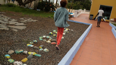 Niño y niñas del centro de menores en el que hasta hace poco estaban Aissata, su hermano y su hermana, se mantenienen entretenidos con diferentes actividades lúdicas.