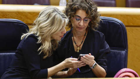 Las vicepresidentas segunda, Yolanda Díaz (i) y primera, María Jesús Montero, durante el pleno del Congreso, reunido excepcionalmente en el Senado, este martes 10 de enero de 2024.