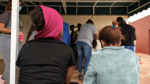 En la imagen, niños que llegaron solos en patera a Canarias, en el centro de menores que ha cuidado de Aissata y Seidou y ahora asiste a Amina.