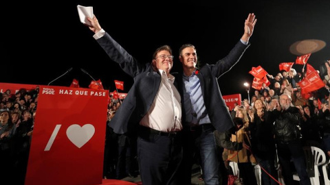 Ximo Puig i Pedro Sánchez en el miting de final de campanya a València. EFE / Juan Carlos Cárdenas