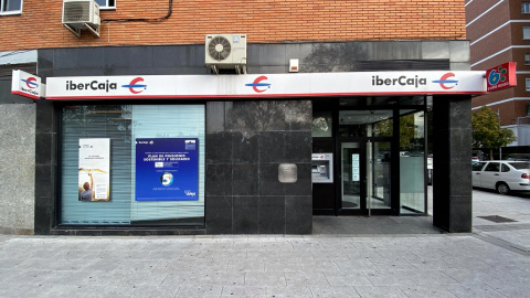 Exterior de una oficina de IberCaja en Madrid. E.P./Eduardo Parra