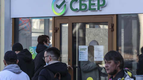 Varias personas hacen cola para entrar en una sucursal del banco Sberbank en Moscú. EFE/EPA/MAXIM SHIPENKOV