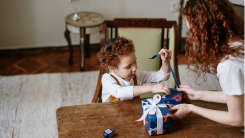 NIño con regalo