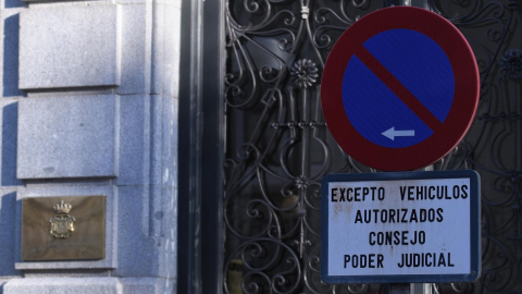 Una señal de prohibido aparcar junto a la entrada de la sede del Consejo General del Poder Judicial (CGPJ), en el edificio del Tribunal Supremo, en Madrid. E.P./Fernando Sánchez