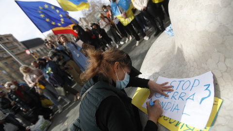 24/02/2022 Cerca de medio centenar de ucranianos se han concentrado este jueves frente a las oficinas de la Unión Europea en Barcelona