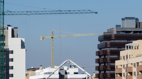 Grúas en una zona de construcción de edificios en Madrid. E.P./Alberto Ortega