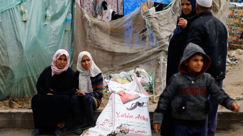 29/1/24 - Palestinos se reúnen para recibir bolsas de harina distribuidas por la UNRWA, en Rafah, a 29 de enero de 2024.