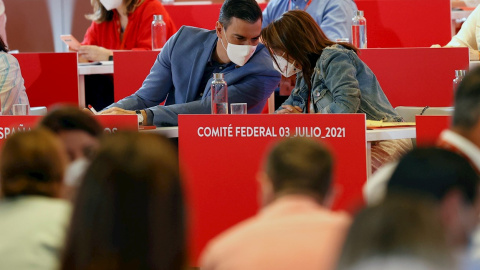 El secretario general del PSOE y presidente del Gobierno, Pedro Sánchez, conversa con Adriana Lastra durante la reunión del Comité Federal del partido.