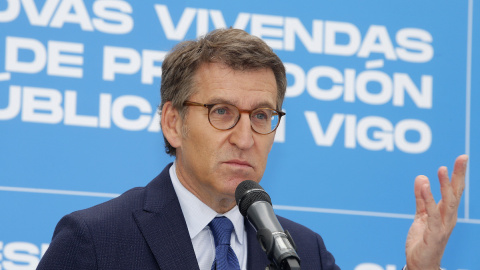 El presidente de la Xunta, Alberto Núñez Feijóo, interviene en la entrega de llaves a adjudicatarios de viviendas protegidas, en Vigo, a 28 de febrero de 2022.